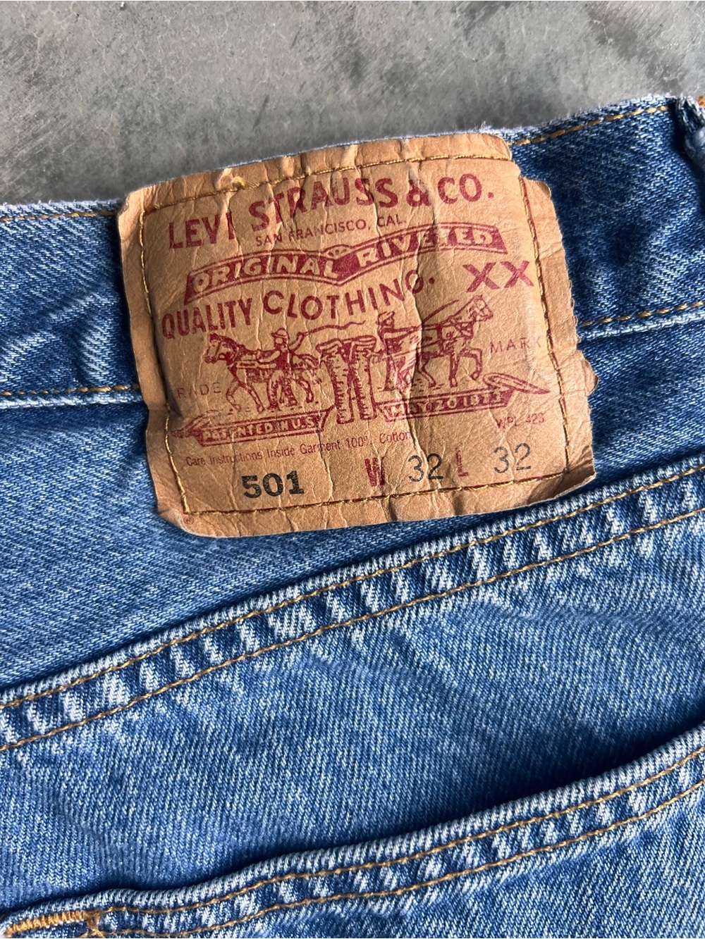 Vintage Levi's 501 button fly medium blue jeans Men’s 32x32 made in Hong Kong - Picture 5 of 9